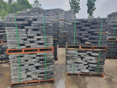 Đá tổ ong bước dạo quay cạnh